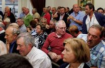 El sal�n de lleno de p�blico en apoyo del alcalde y con algunos abucheos hacia los opositores. 