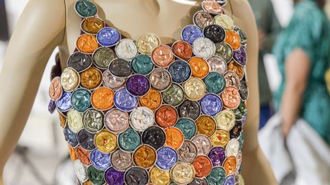 Exposición de vestidos con materiales de reciclaje que se puede ver en la Capela de Santa María de Lugo