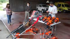 Entrega de material de prevenci�n de incendios a vecinos de Lobios