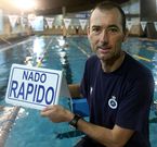 Bri�n na piscina de A Fieiteira, onde conseguiu que decenas de rapaces amasen a nataci�n. 