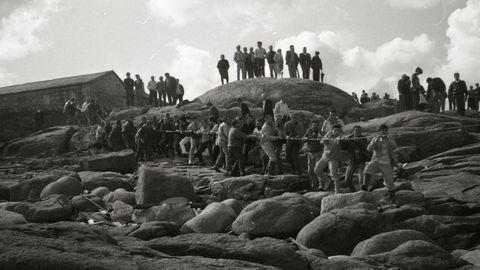 NAUFRAGIO DE �LA XANA� | 9 de Octubre | Vecinos, familiares, autoridades y hasta el propio p�rroco se sumaron a las labores de b�squeda. En la imagen, cadena humana para intentar traer a tierra el aparejo del barco.