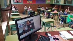 Clase con alumnos presenciales y otros en sus casas haciendo cuarentena