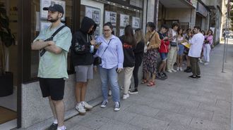 Imagen de archivo de colas de estudiantes en busca de vivienda de alquiler en Santiago