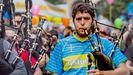 Un componente de una banda de gaitas con una camiseta de Asturias, durante la manifestaci�n para reivindicar la oficialidad del asturiano