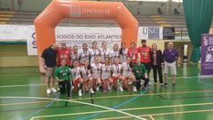 La selecci�n viguesa de balonmano posa por la medalla de plata conquistada en los Xogos do Eixo Atl�ntico.