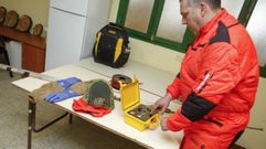 Uno de los integrantes de la brigada muestra el aparato que detonar� los cartuchos pirot�cnicos.