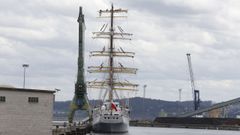 Velero Dar Mlodziezy atracado en el puerto de A Coru�a