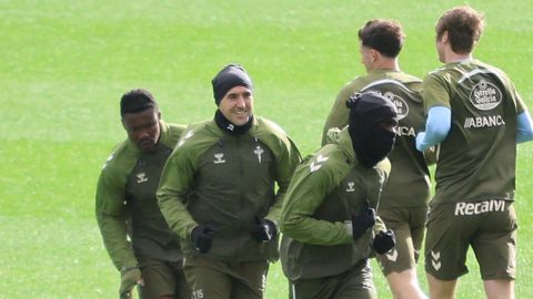 Ilaix Moriba y Mat&iacute;as Vecino, con Aidoo al fondo, en un entrenamiento en Mos.