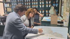 La subdelegada del Gobierno, Mara Rivas, con el responsable do Instituto Geogrfico Nacional en Galicia, Pablo Carballo, y la jefa del rea de Fomento, Ana Quintairs, en la presentacin del nuevo mapa cartogrfico de la provincia de A Corua.