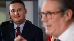 Streeting mirando a Starmer durante un discurso