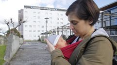 Alba y su beb�, delante del Hospital Marcide, donde se examin�