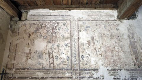Uno de los murales renacentistas que se conservan en el interior de la iglesia de Pinol, tapado parcialmente por capas de cal