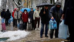 Residentes en Kiev hacen cola para coger agua tras los da�os sufridos por las infraestructuras por los ataques rusos