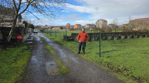 Manuel Leiras xunto a un tramo de acueduto da rede de regad�o Val de Lemos � altura da r�a Reboredo de Monforte