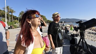 Personas viendo el eclipse solar total.