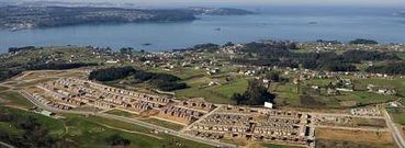 Imagen a�rea de la urbanizaci�n Costa Mi�o, en el municipio mi�ense, con la r�a de Betanzos al fondo.