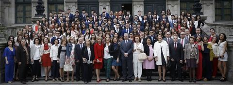 La nueva promocin de alumnos de 2. de bachillerato del Eusebio da Guarda y sus profesores, en las escaleras del centro. 