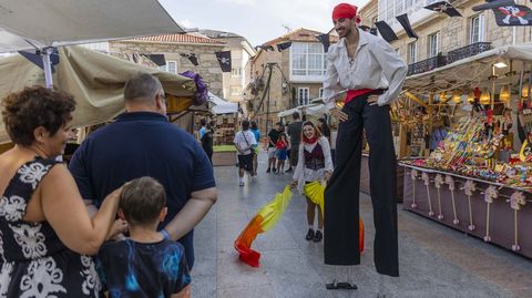Animaci�n en el Mercado Pirata de Laxe, este pasado viernes, d�a inaugural 