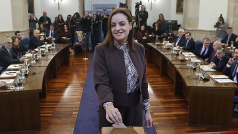 La diputada Carmela L�pez durante la votaci�n en el pleno extraordinario para elegir al nuevo presidente de la Diputaci�n de Lugo