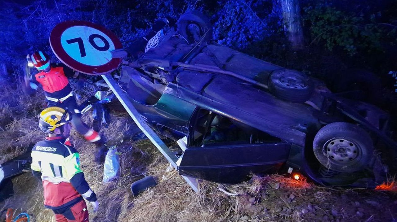 Excarcelan a los dos ocupantes de un coche que volcó en Cortegada
