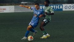 Aitor Aranzabe (11, del Ourense) protege el baln ante Alpha (Arenteiro, 19)