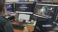 Un investigador de la Guardia Civil examina varias pginas web.