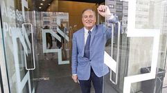 Manuel Constenla, de 70 a�os y hasta ahora jefe de Oncolog�a en el CHOP, al que la Administraci�n obliga a jubilarse.