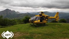 Trasladan en helic�ptero al HUCA a un ciclista herido mientras bajaba El Angliru, en Riosa