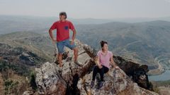 Javier Fern�ndez y Laura Fern�ndez, ambos vecinos de la aldea de Roblido (A R�a), en el mirador de esta localidad.