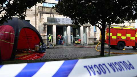 Los Bomberos siguen trabajando en la comisar�a para bajar la temperatura del foco del fuego