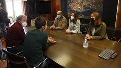 En la reuni�n estuvieron presentes el alcalde de Pontevedra y el responsable de Xuventude, Alberte Oubi�a