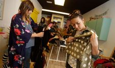 Las fiestas de intercambio de ropa, son tendencia. En la imagen, una en A Coru�a. 