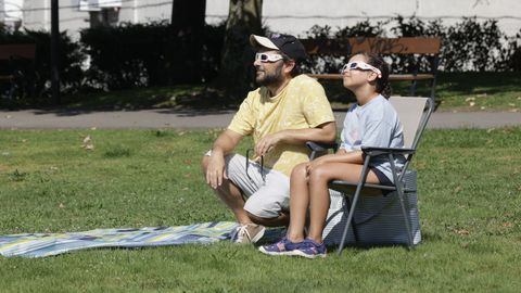 Ambiente previo al eclipse en los barrios de A Coru�a