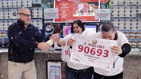 La administraci&oacute;n del centro comercial Los Rosales tambi&eacute;n reparti&oacute; parte del tercer premio del sorteo de la loter&iacute;a de Navidad