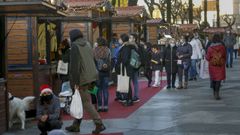 El mercadillo de Navidad de Santiago, en la calle Carreira do Conde, estuvo ayer muy transitado
