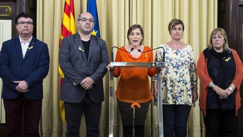La entonces presidenta del Parlament de Catalu�a, Carme Forcadell (centro) , en octubre del 2017, acompa�ada de los miembros de la Mesa, Joan Josep Nuet (izquierda) Lluis Guin� (segundo por la izquierda), Anna Sim� (segunda por la derecha) y Ramona Barrufet (derecha). 