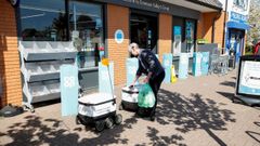 Un trabajador coloca una bolsa dentro de un robot de entrega de la compa��a  Starship, mientras contin�a la propagaci�n de la enfermedad por coronavirus, en Milton Keynes
