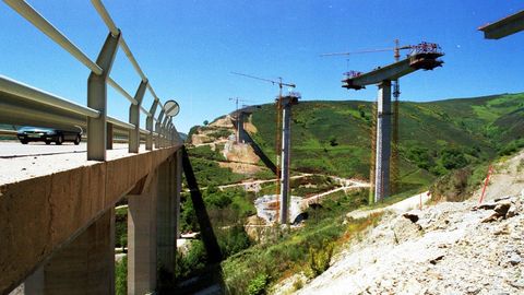 A la izquierda el viaducto de Ruitelán, en el 2001 era de la N-VI y luego de la A-6, y a la derecha la construcción del puente de Samprón