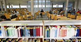 En la imagen, alumnos estudiando en la biblioteca universitaria en el campus de Lugo.