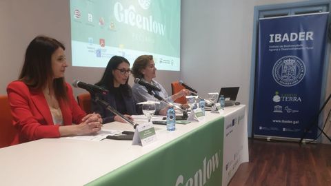 De izquierda a derecha, la conselleira de Medio Rural, Mar�a Jos� G�mez; la rectora de la USC, Rosa Crujeiras, y la investigadora principal del proyecto, Cristina Castillo, en la presentaci�n