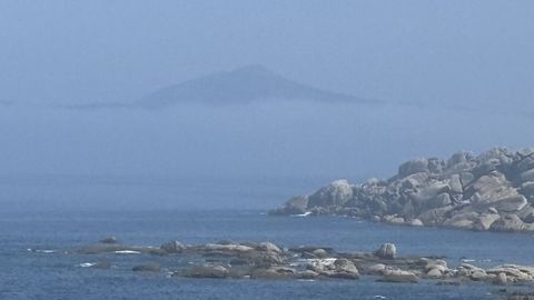 Vista do Tahúme desde Couso, Aguiño, baixo un mar de nubes