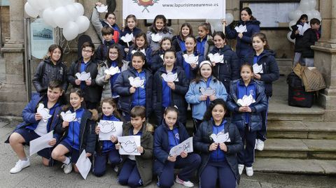 Paz Ourense.Lectura de manifiesto y suelta de globos en la praza Maior de Ourense