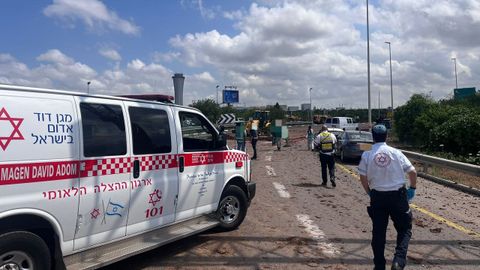 Inmediaciones del aeropuerto de Ben Gurion de Tel Aviv tras la cada de un proyectil
