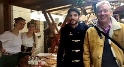 El neoyorkino David Butler, a la derecha, agradec�a venir en barco