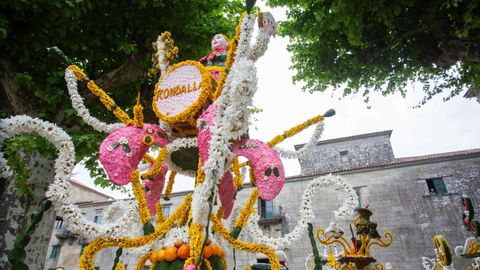 Celebraci�n dos Maios na praza do monasterio de Poio.