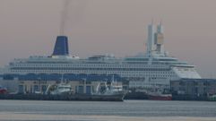 Trasatl�ntico entrando en el puerto de A Coru�a