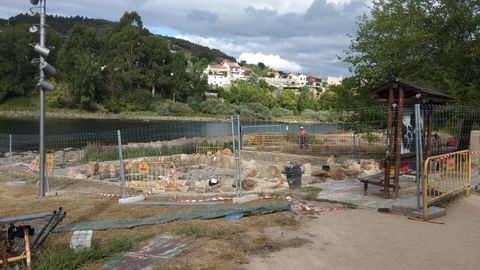 Se instalaron vallas en la zona termal para comenzar con los trabajos de adaptacin de A Chavasqueira.