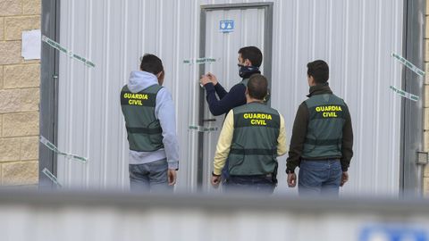Agentes de la Unidad Central Operativa de Medio Ambiente (UCOMA), del Servicio de Protecci�n de la Naturaleza de la Guardia Civil (Seprona), llevan a cabo un operativo simult�neo en varios puntos de Asturias