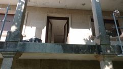 El balc�n desde el que se precipit� el obrero fallecido, que ten�a unas vallas de protecci�n como las que pueden verse en los laterales, pero que cayeron con �l. 