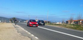La ausencia de aceras entre Portonovo y A Lanzada pone en peligro la vida de los peatones y ciclistas que circulan por la PO-308. 